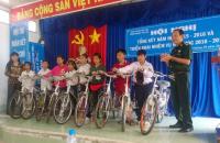 Ban Văn hóa - Xã hội trao tặng 50 xe đạp và học bổng cho học sinh nghèo vượt khó huyện Phú Tân