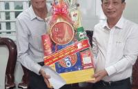 Đồng chí Phạm Văn Thiều, Phó Bí thư Tỉnh ủy,  Chủ tịch Hội đồng nhân dân tỉnh thăm, tặng quà cho người có công,  gia đình chính sách tiêu biểu trên địa bàn tỉnh Cà Mau