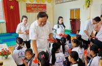 Uỷ viên Ban Thường vụ Tỉnh uỷ, Chủ tịch HĐND tỉnh Trần Văn Hiện  thăm, chúc tết một số cơ sở bảo trợ xã hội và trường nuôi dạy trẻ khuyết tật  tỉnh Cà Mau