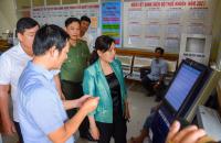 Đồng chí Lê Thị Nhung, Phó Chủ tịch Hội đồng nhân dân tỉnh dự vận hành thử nghiệm hoạt động xã Cái Nước