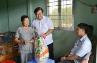 Chủ tịch HĐND tỉnh Trần Văn Hiện thăm, tặng quà gia đình chính sách, cán bộ hưu trí huyện Ngọc Hiển