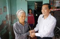Thường trực HĐND tỉnh thăm gia đình có công nhân kỷ niệm 70 năm ngày thương binh, liệt sỹ