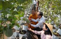 Đồng chí Phan Hoàng Vũ, Phó Chủ tịch HĐND tỉnh thăm, tặng quà Thiền viện Trúc Lâm Cà Mau nhân Đại lễ Phật đản