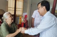 Đồng chí Phan Hoàng Vũ, Tỉnh ủy viên, Phó Chủ tịch HĐND tỉnh thăm, tặng quà người có công, gia đình chính sách tiêu biểu