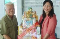 Đồng chí Lê Thị Nhung, Phó Chủ tịch HĐND tỉnh thăm, tặng quà gia đình chính sách tại huyện Cái Nước