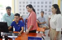 Đồng chí Lê Thị Nhung, Phó Chủ tịch thường trực Hội đồng nhân dân tỉnh làm việc với Ban thường vụ xã Đá Bạc về công tác chuẩn bị cho Đại hội Đảng.
