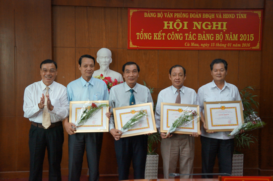 Bí thư Đảng uỷ Lâm Quang Gẫm tặng giấy khen cho đảng viên hoàn thành xuất sắc nhiệm vụ năm 2015